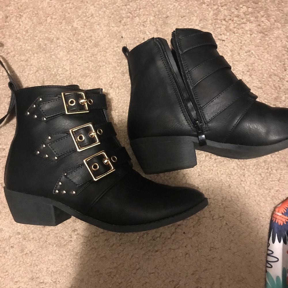 Buckle detail ankle booties